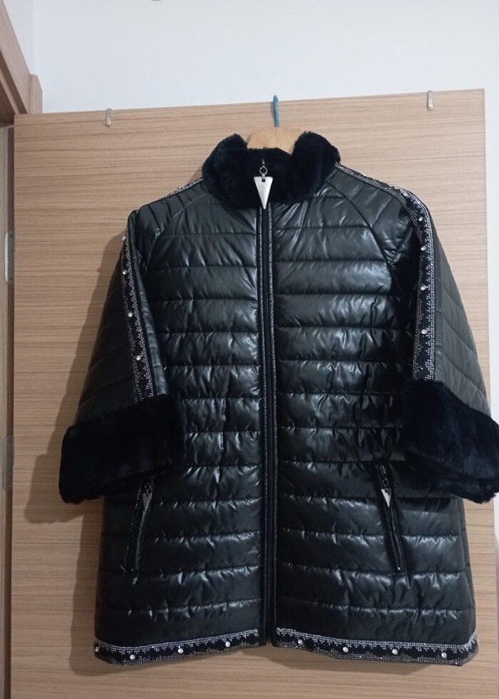 Taşlı ve kürk detaylı şişme mont - Görsel 2
