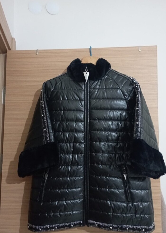 Taşlı ve kürk detaylı şişme mont - Görsel 3