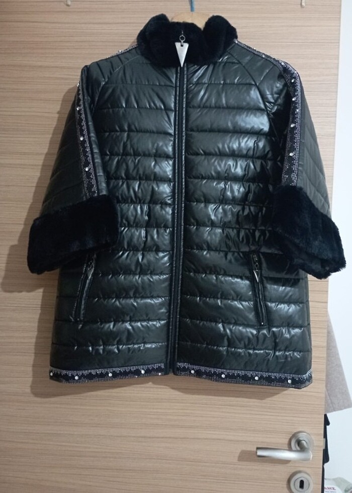 Taşlı ve kürk detaylı şişme mont - Görsel 5