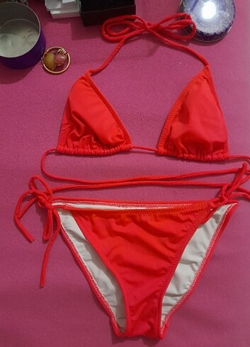 Kırmızı bikini
