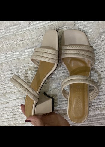 Bej Minimalist Tokalı Kadın Topuklu Sandalet
