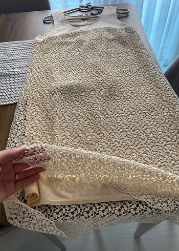 38 Beden Dantel Detaylı Bej Kolsuz Midi Elbise