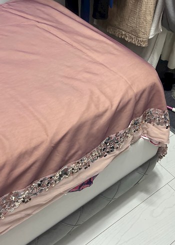 Pembe İşlemeli Parlak Yatak Örtüsü - Görsel 5
