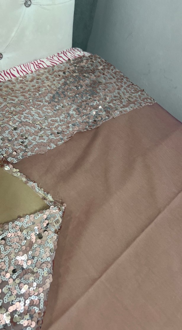 Pembe İşlemeli Parlak Yatak Örtüsü - Görsel 4