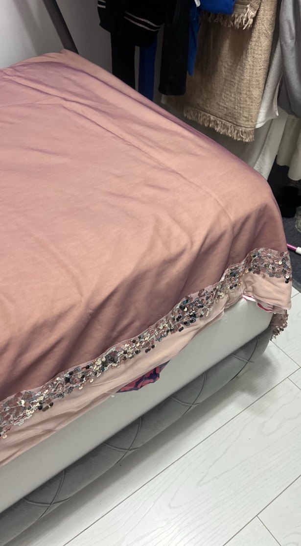 Pembe İşlemeli Parlak Yatak Örtüsü - Görsel 5