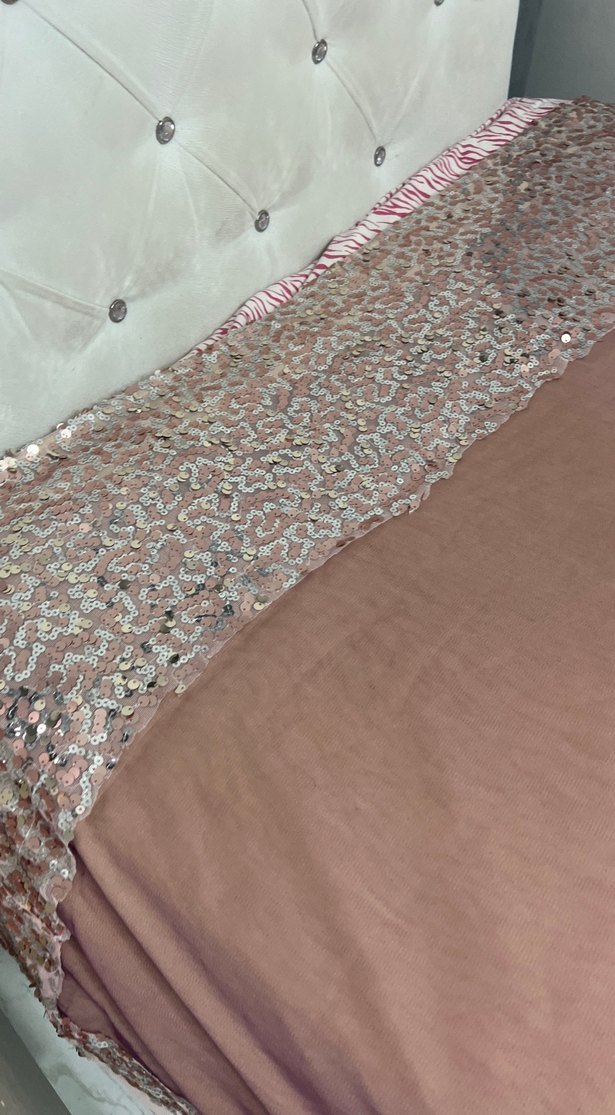 Pembe İşlemeli Parlak Yatak Örtüsü - Görsel 2