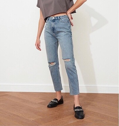 Mavi Yırtık Detaylı Yüksek Bel Mom Jeans