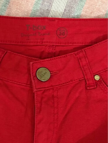 T-box Paçası fermuarlı kırmızı kot pantolon