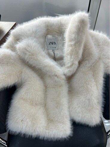 Zara kürk peluş etiketi üzerin de