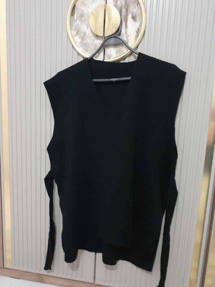 Kadın Siyah V Yaka Kolsuz Süveter - Görsel 3