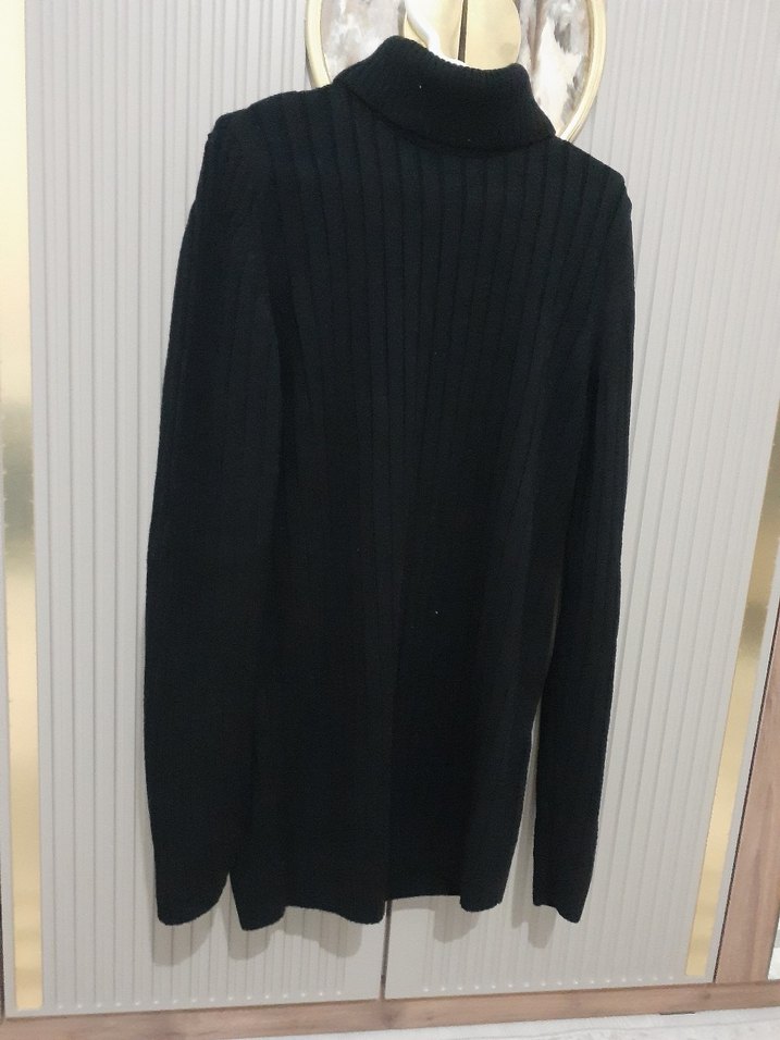 Siyah Boğazlı İnce Triko Kazak - Görsel 3