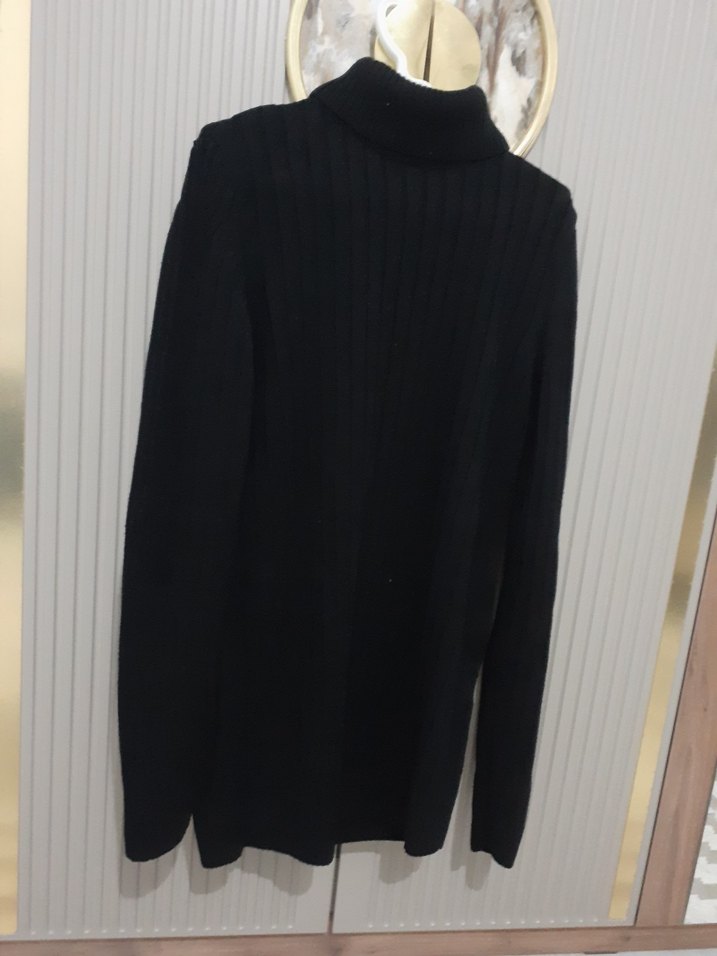 Siyah Boğazlı İnce Triko Kazak - Görsel 2