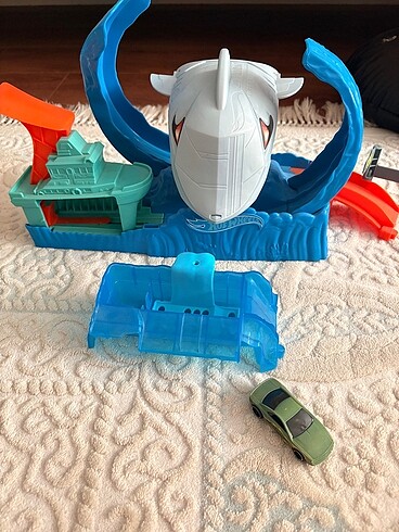  Hot Wheels Robotik Köpek Balığı Renk Değiştiren Oyun Seti