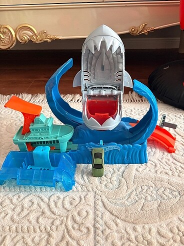  Beden Hot Wheels Robotik Köpek Balığı Renk Değiştiren Oyun Seti