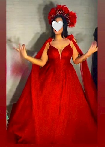 Kırmızı Uzun V Yaka Gotik Gelinlik - Görsel 2