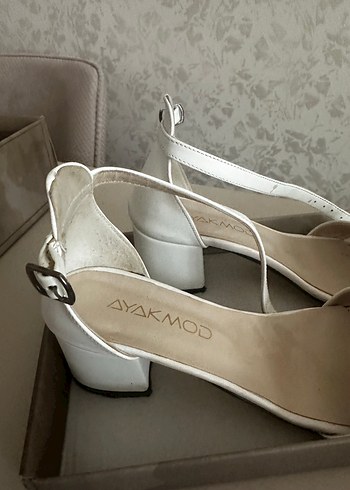 Beyaz Tokalı Kadın Topuklu Sandalet - Görsel 2