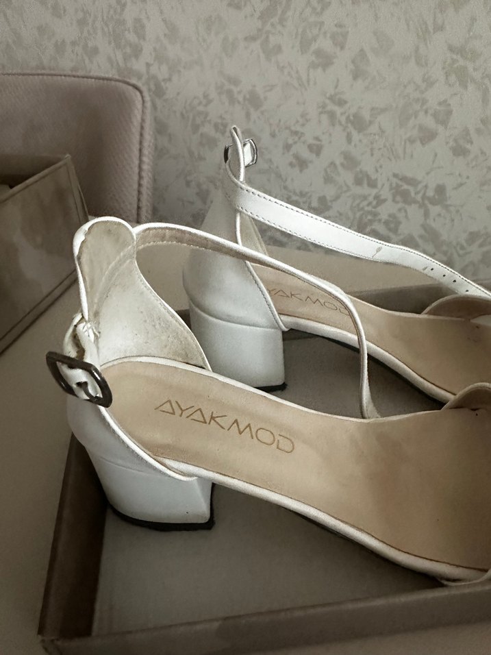 Beyaz Tokalı Kadın Topuklu Sandalet - Görsel 2