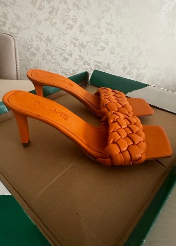 Turuncu Örgü Bantlı Kadın Terlik - Görsel 2