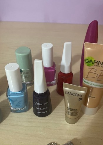 Çeşitli Makyaj Ürünleri ve Aksesuarları - Görsel 4