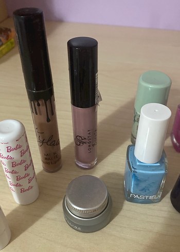 Çeşitli Makyaj Ürünleri ve Aksesuarları - Görsel 3