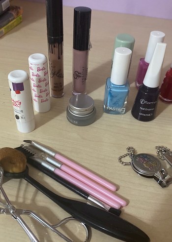 Çeşitli Makyaj Ürünleri ve Aksesuarları - Görsel 2