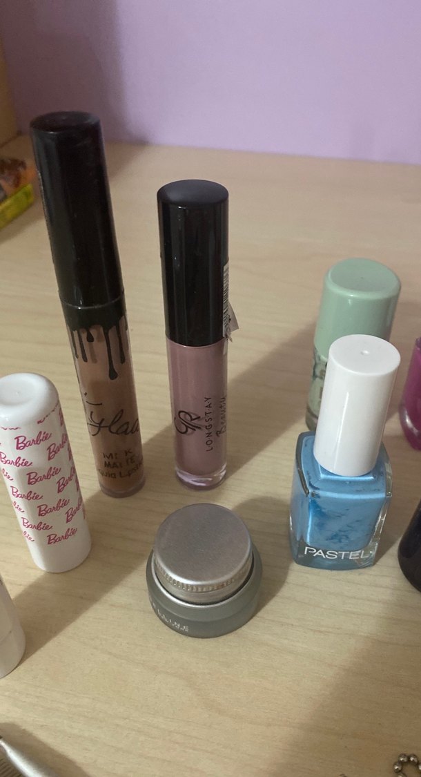 Çeşitli Makyaj Ürünleri ve Aksesuarları - Görsel 3