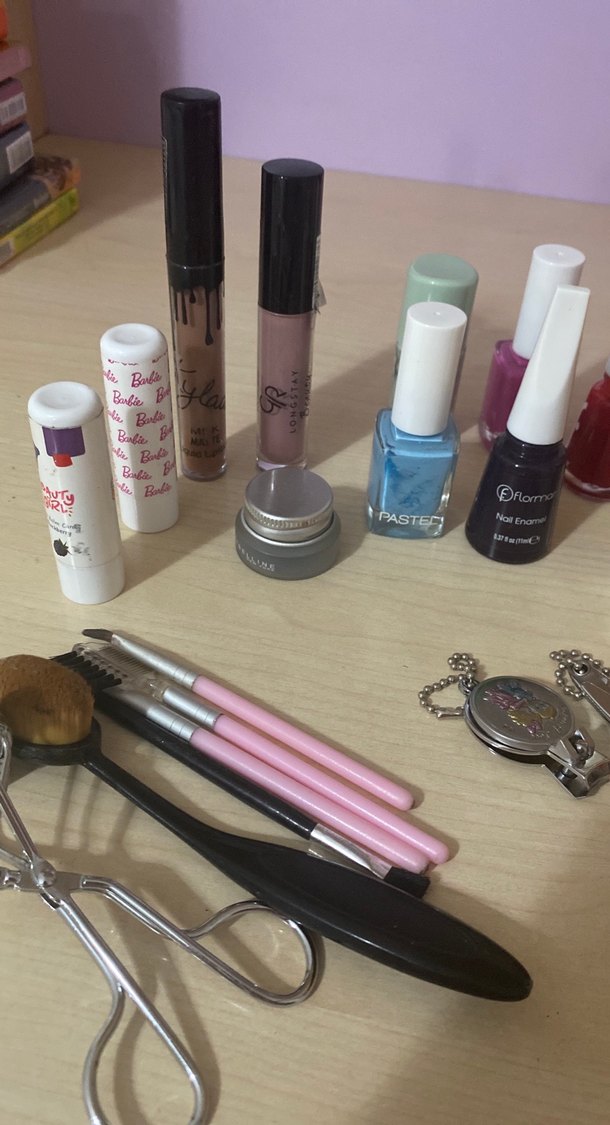 Çeşitli Makyaj Ürünleri ve Aksesuarları - Görsel 2