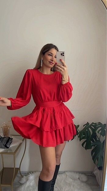 Kırmızı volanlı elbise