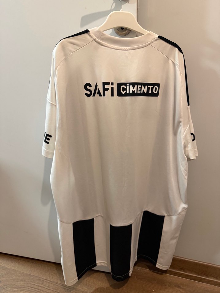 Beşiktaş çubuklu forma - Görsel 2