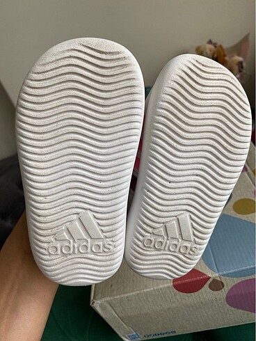 24 Beden beyaz Renk Orijinal Adidas bebek sandalet
