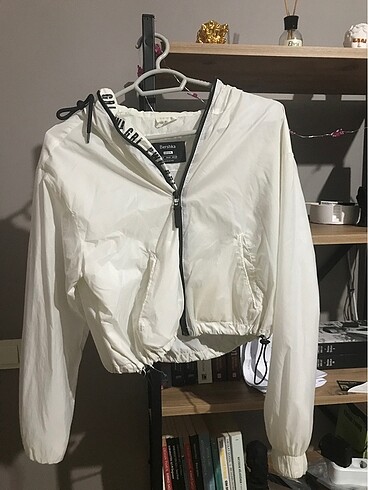 M beden bershka yağmurluk
