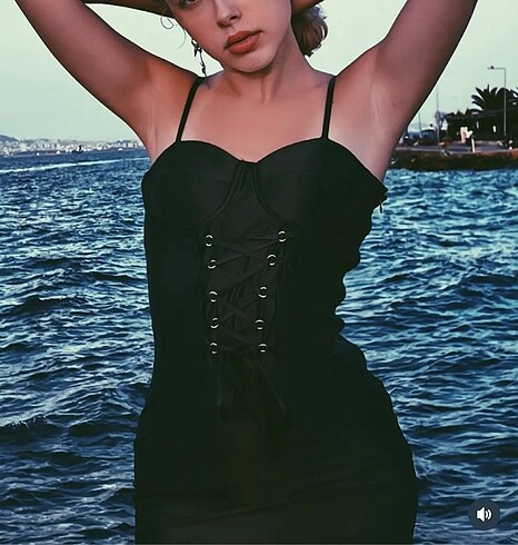 korseli siyah mini elbise