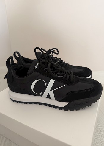 Calvin Klein 38