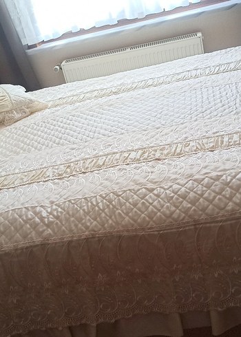 Beyaz Nakışlı Parlak Yatak Örtüsü