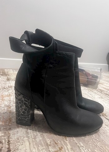 Yılan Desenli Tokalı Siyah Deri Topuklu Bot - Görsel 2