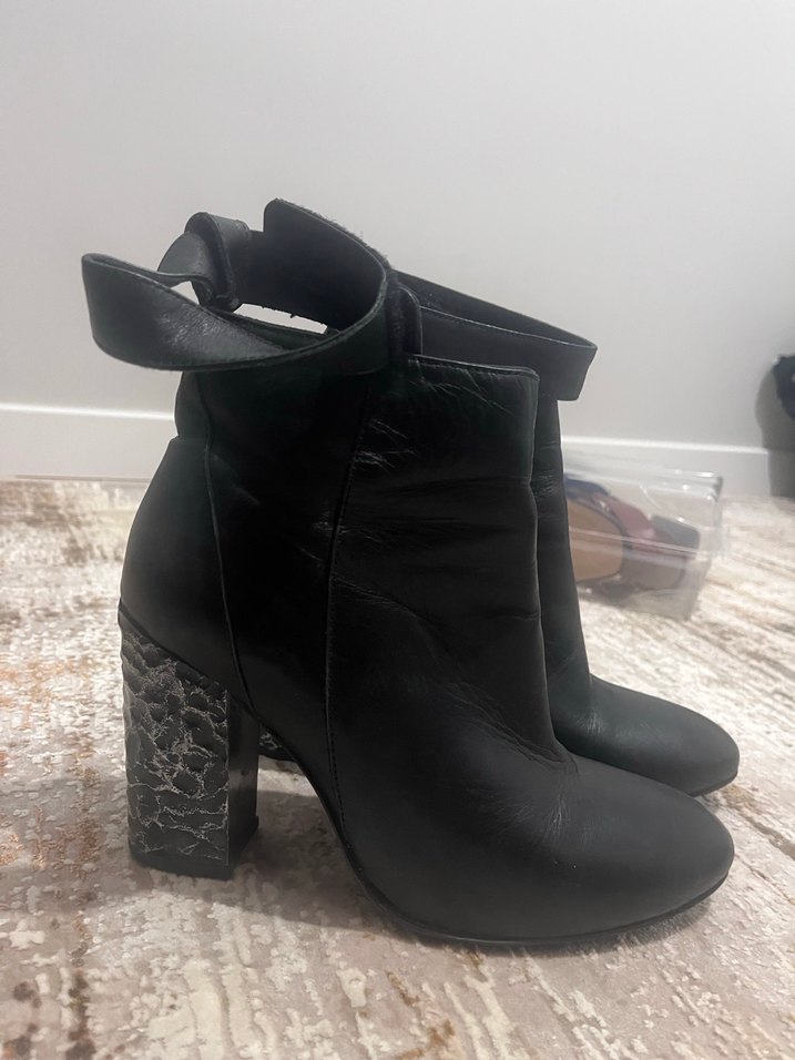 Yılan Desenli Tokalı Siyah Deri Topuklu Bot - Görsel 2