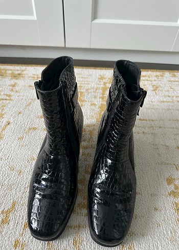 Siyah Parlak Topuklu Kadın Bot - Görsel 4