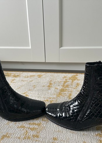 Siyah Parlak Topuklu Kadın Bot - Görsel 5