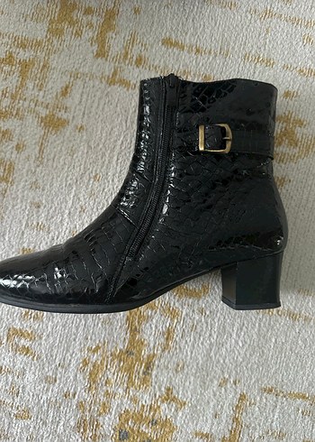 Siyah Parlak Topuklu Kadın Bot - Görsel 2