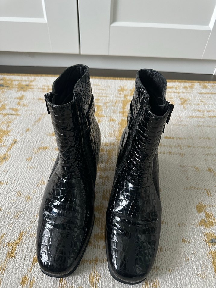 Siyah Parlak Topuklu Kadın Bot - Görsel 4