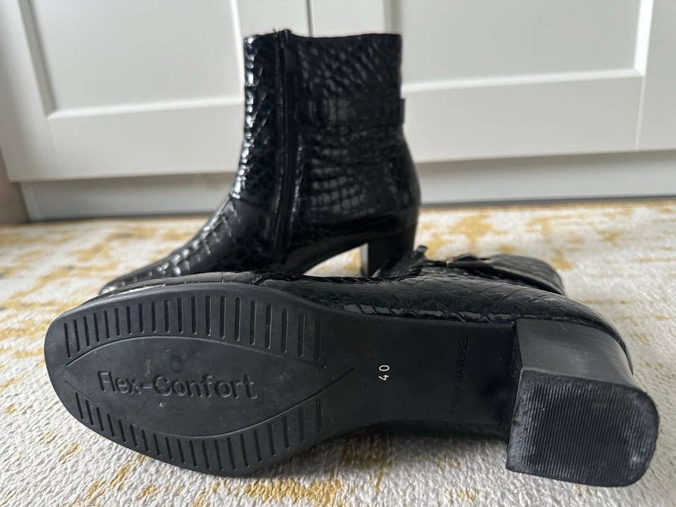 Siyah Parlak Topuklu Kadın Bot - Görsel 3