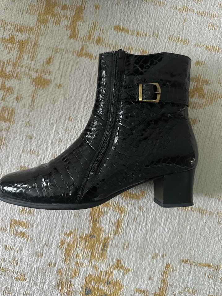 Siyah Parlak Topuklu Kadın Bot - Görsel 2