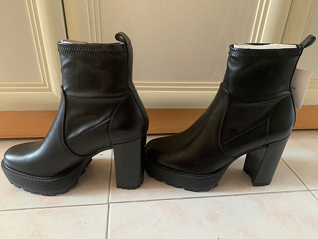37 Beden siyah Renk Bershka platform dolgu topuk siyah bot