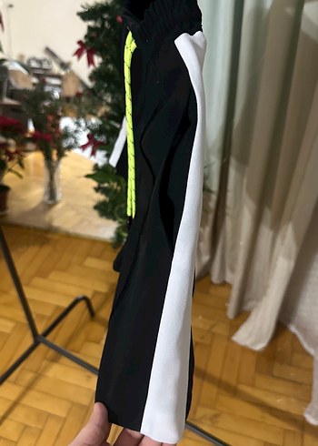 Siyah Bağcıklı Mini Şort - Görsel 2