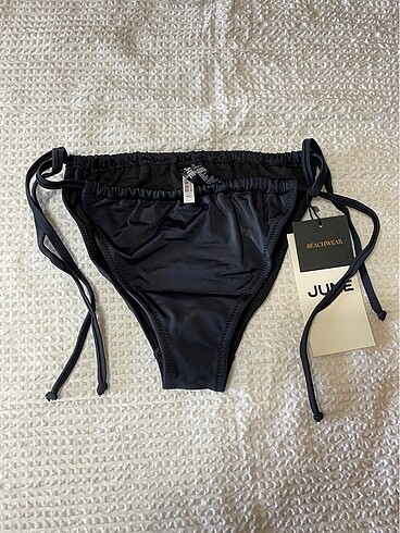 June bikini altı