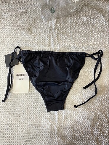 Junkyard June bikini altı