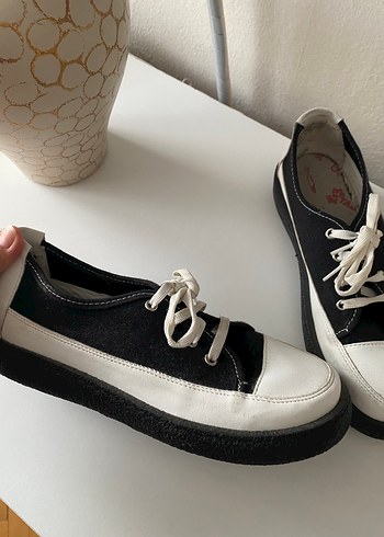 Beyaz Siyah Platform Topuklu Minimalist Spor Ayakkabı - Görsel 3