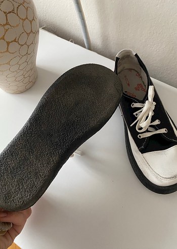 Beyaz Siyah Platform Topuklu Minimalist Spor Ayakkabı - Görsel 4