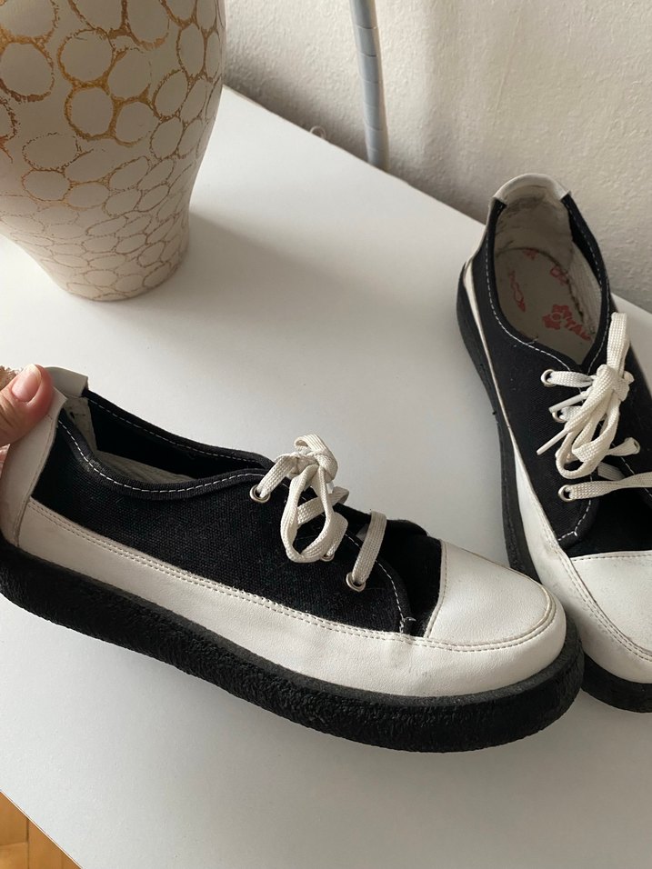 Beyaz Siyah Platform Topuklu Minimalist Spor Ayakkabı - Görsel 3