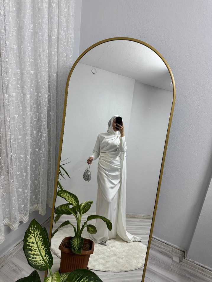 Beyaz Nakışlı Uzun Saten Elbise - Görsel 2